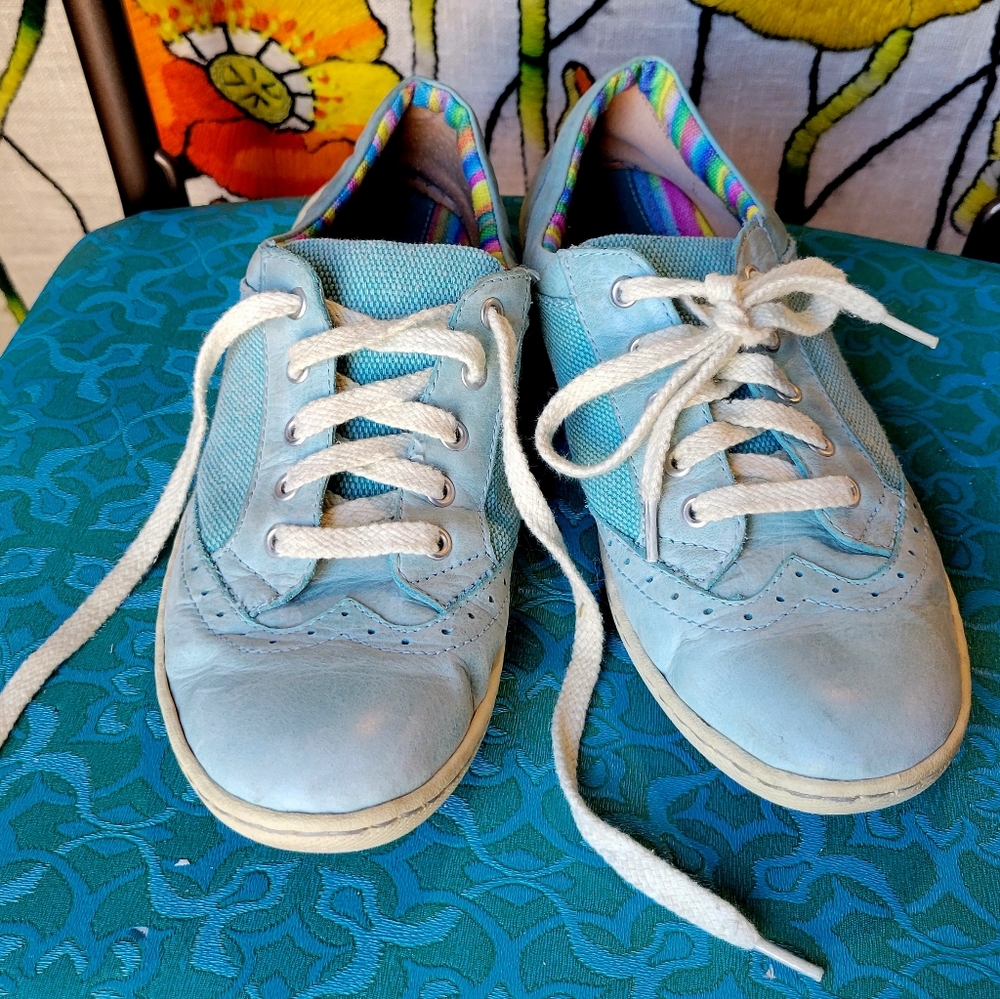 Born blue wingtip tennis shoes